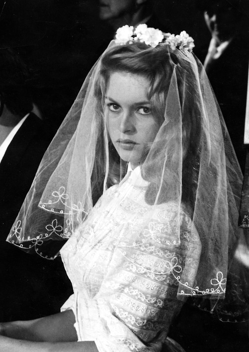 Brigitte BARDOT als Braut in ' Und ewig lockt das Weib '